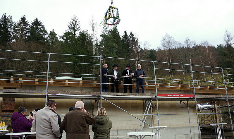 J&ouml;rg Pfeiffer (Zweiter von rechts) oblag der Richtspruch. Auch Architekt Wolfgang Rauschert (links) und B&uuml;rgermeister Timo Ehrhardt (rechts) freuen sich mit ihm.