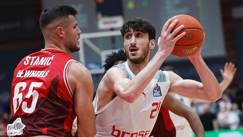 Gabriel Chachashvili (am Ball, im Duell mit dem Würzburger Filip Stanic) verlässt Brose Bamberg nach einem Jahr.