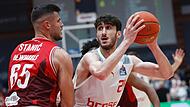 Gabriel Chachashvili (am Ball, im Duell mit dem Würzburger Filip Stanic) verlässt Brose Bamberg nach einem Jahr.