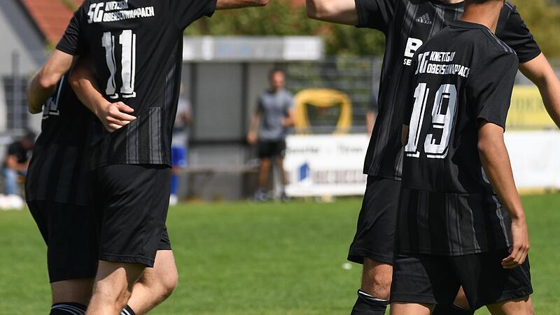 So soll es bestenfalls auch am Sonntag (15 Uhr) nach dem Kerwa-Heimspiel gegen den FC Strahlungen aussehen: Die Knetzgauer Maid Imamovic und Christoph Kober (von links) bejubeln einen Treffer des TSV.