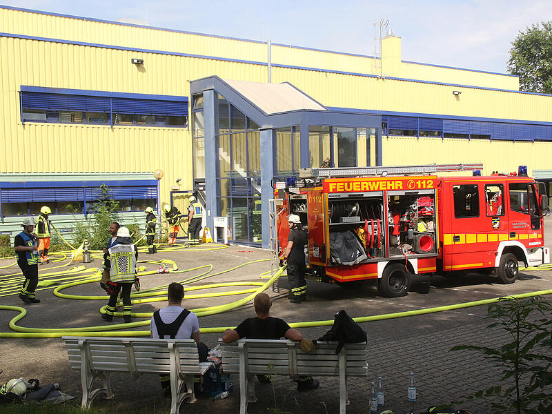 Maschine brennt: Feuer bei Autozulieferer Niederfüllbach