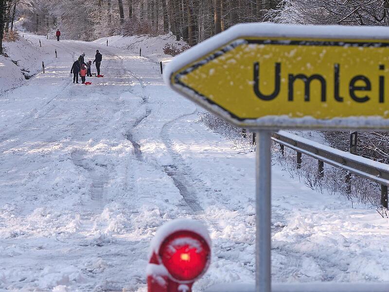Mehrere Stra&szlig;en sind gesperrt.