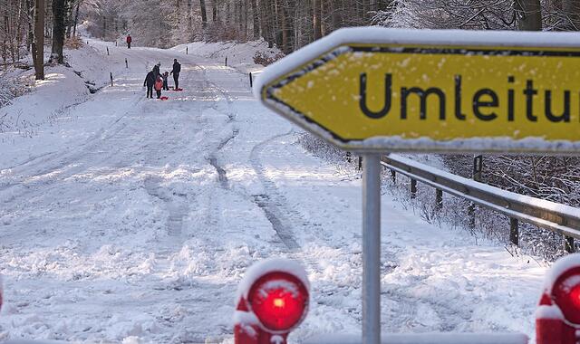 Mehrere Straßen sind gesperrt. Mehrere Straßen sind gesperrt.