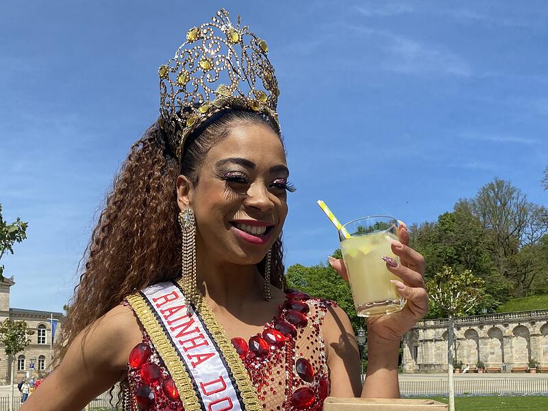 Caipirinha geh&ouml;rt zum Samba-Festival wie der Gl&uuml;hwein zum Weihnachtsmarkt. Hier genehmigt sich eine Samba-K&ouml;nigin einen Schluck.