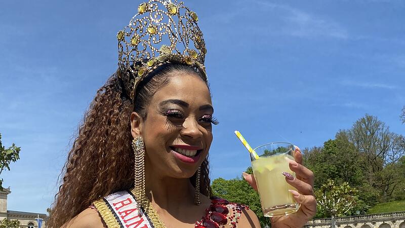 Caipirinha beim Samba-Festival in Coburg Caipirinha gehört zum Samba-Festival wie der Glühwein zum Weihnachtsmarkt. Hier genehmigt sich eine Samba-Königin einen Schluck.