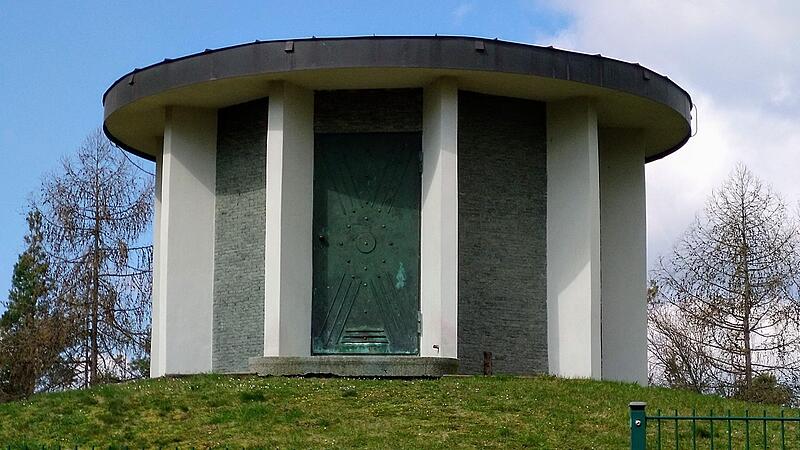 Aus dem Jahr 1959 stammt dieser Rundbau. Er markiert den Eingang zu einem weiteren Wasserspeicher der Stadt Coburg am Himmelsacker.
