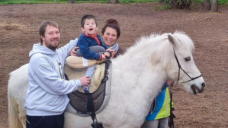 Bei der Hippotherapie bl&uuml;ht Marlon auf. Vater Dominik und Mutter Manuela Schramm sind immer an der Seite ihres Sohnes.