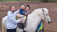Bei der Hippotherapie blüht Marlon auf. Vater Dominik und Mutter Manuela Schramm sind immer an der Seite ihres Sohnes.