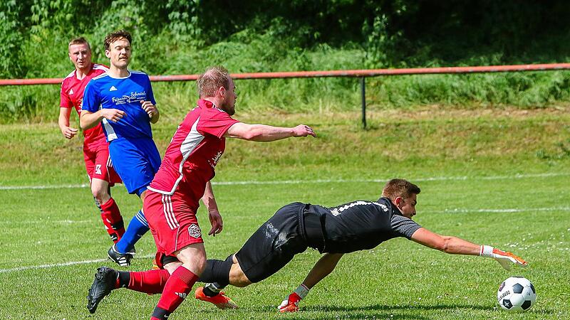 Jetzt aber schnell: Der Wonseeser Torwart Dominik Thiel schnappt sich gerade noch den Ball vor Peter Lutz vom Blaicher SC.