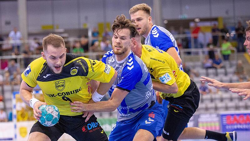 Auch sein Einsatz ist fraglich: Coburgs Kreisläufer Bartlomiej Bis (am Ball) bekam in Hagen einen Schlag in die Kniekehle.