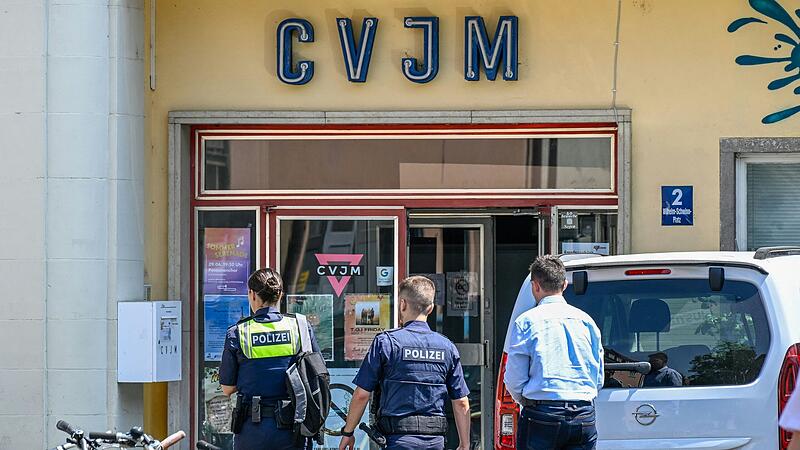 Die Polizei bringt Angeklagte ins CVJM-Haus: Der große Prozess gegen eine mutmaßliche Drogenbande am Landgericht Würzburg steht kurz vor seinem Ende.