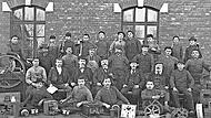 Andreas Flocken (Mitte) und die Belegschaft seiner Landmaschinenfabrik in Coburg, um 1899. Flocken entwickelte ab 1888 eins der ersten deutschen Elektroautos.