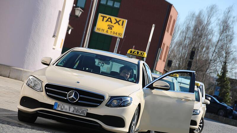 Noch stehen viele Taxen am Forchheimer Bahnhof.Forchheim & Fränkische Schweiz