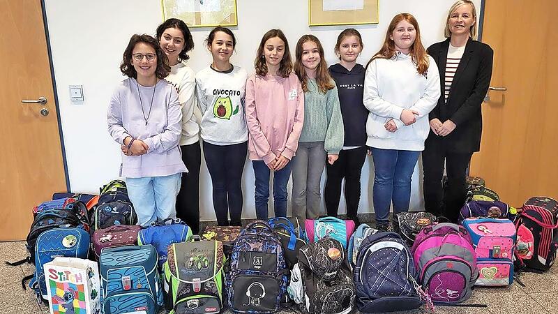 Schülerinnen der Realschule Neustadt mit einem Teil der gesammelten Schulranzen und Rucksäcke, die an GAiN Germany weitergeleitet wurden.