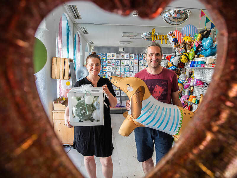 Robert Brodesser und Jeanette Koch sind die Inhaber des Ballonladens &bdquo;Kirea" in der Oberen K&ouml;nigstra&szlig;e in Bamberg.