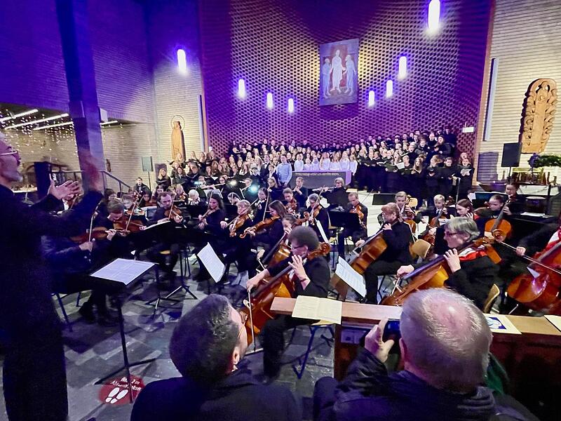 Machtvoll vereinigen sich Chor und Orchester am Ende des Konzerts zu Händels „Halleluja“ im Chorraum der Kirche Verklärung Christi.Forchheim & Fränkische Schweiz