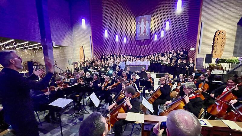 So sieht der Chor der Kirche Verklärung Christi normalerweise aus. Am Sonntag, 21. April, kann jede und jeder mitmachen bei der Chorprobe des Sängerkreises Erlangen-Forchheim im Gemeindesaal.Forchheim & Fränkische Schweiz