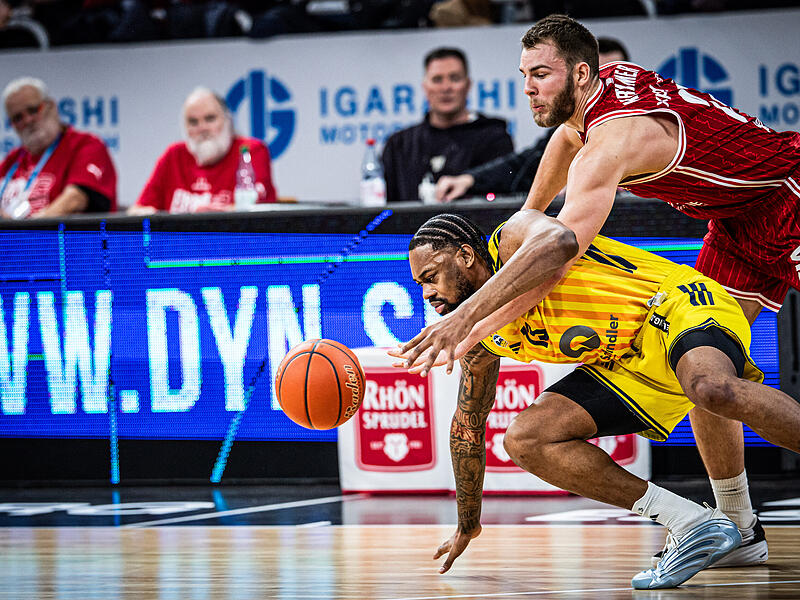 Szenen wie diese wird es im Play-off-Halbfinale zuhauf geben. Hier k&auml;mpfen Moritz Krimmer (rechts) und J'wan Roberts um das Spielger&auml;t.