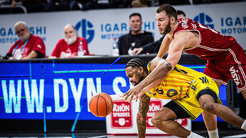 BMA365 Bamberg Baskets - Alba Berlin Szenen wie diese wird es im Play-off-Halbfinale zuhauf geben. Hier kämpfen Moritz Krimmer (rechts) und J'wan Roberts um das Spielgerät.