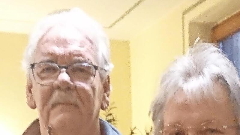 Ehrungen standen beim VdK-Ortsverband M&uuml;nnerstadt an: Herbert Tr&auml;gner (links, Beisitzer) erhielt von Kassiererin Anette Federlein einen Gutschein und einen Blumenstrau&szlig; &uuml;berreicht.