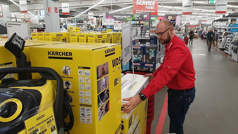 Hat Angst, mitsamt seinem Laden vom Bahnausbau und den Plänen der Stadt weggekärchert zu werden: Toom-Marktleiter Martin Giede hat an der Geisfelder Straße ein 40 Mitarbeiter starkes Team unter seiner Verantwortung.