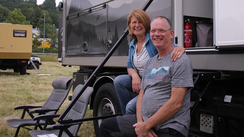Will Willemsen und Wilma De Poel  haben Haus und Gesch&auml;ft verkauft, um in ihrem Allradfahrzeug zu leben.