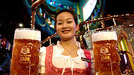 Eine Bedienung im Dirndl serviert Bier des "Drei-Kronen-Brauhauses" in China: Die Ursprünge der Marke liegen im kleinen Scheßlitzer Ort Straßgiech im Landkreis Bamberg