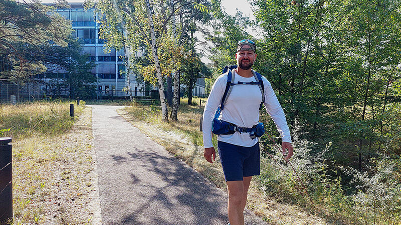 Der Bamberger Andreas Hartl hat sich ein gro&szlig;es Ziel gesetzt: Er will innerhalb von 20 Tagen 1000 Kilometer bis nach Barcelona zu Fu&szlig; laufen.