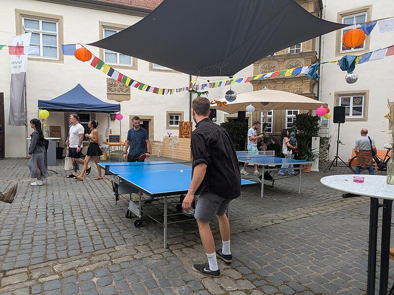 Stadtfest Musik und Märkte in Münnerstadt 2025Stadtfest Musik und Märkte 2025 in Münnerstadt Kaffee und Kuchen von Susanne Hanshans lockten am Sonntag neben dem Kleiderflohmarkt, Dart und Tischtennis den Schlosshof.
