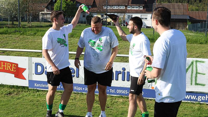 In der vergangenen Saison in der Kreisliga 2 konnte keiner dem SC Jura Arnstein etwas vormachen. Er konnte die Meisterschaft feiern. Doch in der Bezirksliga West warten andere Gegner auf die Jura-Boys. In der vergangenen Saison in der Kreisliga 2 konnte keiner dem SC Jura Arnstein etwas vormachen. Er konnte die Meisterschaft feiern. Doch in der Bezirksliga West warten andere Gegner auf die Jura-Boys.