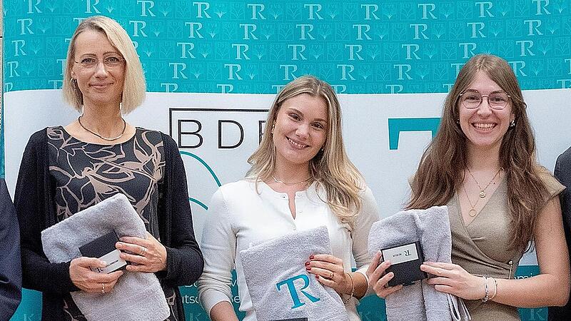 Ausgezeichnet für besondere Leistungen wurden Nicole Bonnekamp (Mühlheim / Ruhr), Katharina Neusiedler (Langenbach) und Jule Keller (Rauenberg). Links Matthias Liebler (Vors. Prüfungsausschuss), rechts Fabian Lenzen (T.-R. Akademie).