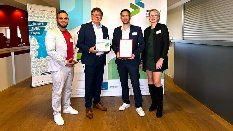 Schulleiter Stefan Wolbert freut sich gemeinsam mit Markus Deckelmann, Ozkan Özdemir und Alexandra Elflein über die Verleihung des Berufswahlsiegels an die Realschule Dettelbach.