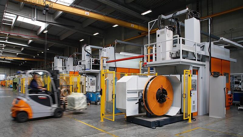 Blick in die Produktion der Firma Waasner, Werk S&uuml;d, in Forchheim. Die elektrotechnische Fabrik fertigt Bauteile f&uuml;r Transformatoren und Elektromotoren.Forchheim & Fr&auml;nkische Schweiz