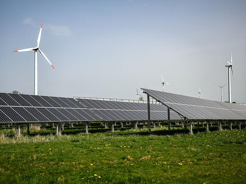Windräder hinter Solaranlagen Windräder hinter Solaranlagen