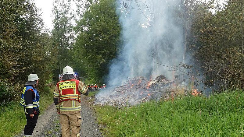 Feuerwehr Ha&szlig;furt: Waldbrand zwischen Buch und W&uuml;lflingen fordert Gro&szlig;aufgebot