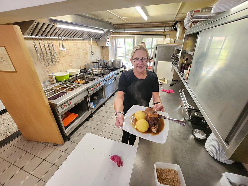 Patricia W&uuml;scher in ihrem Element: In der schmalen K&uuml;che bereitet sie die Spezialit&auml;ten zu, hier ein frisches fr&auml;nkisches Sch&auml;ufele.