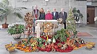 Festlich geschmückt war der Erntedankaltar in Garitz. Darüber freuen sich: (von links) Mirko Keß (Kirchenverwaltung), Bernadette Hoffmann (Kirchenverwaltung), Roswitha Koch und Wolfgang Koch (beide Obst- und Gartenbauverein) sowie Pfarrer Benno Ti...