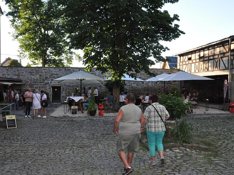 Eindrücke von der Italienischen Nacht im Jahr 2019: Der Biergarten des Fränkischen Hofs lud zum Verweilen ein.