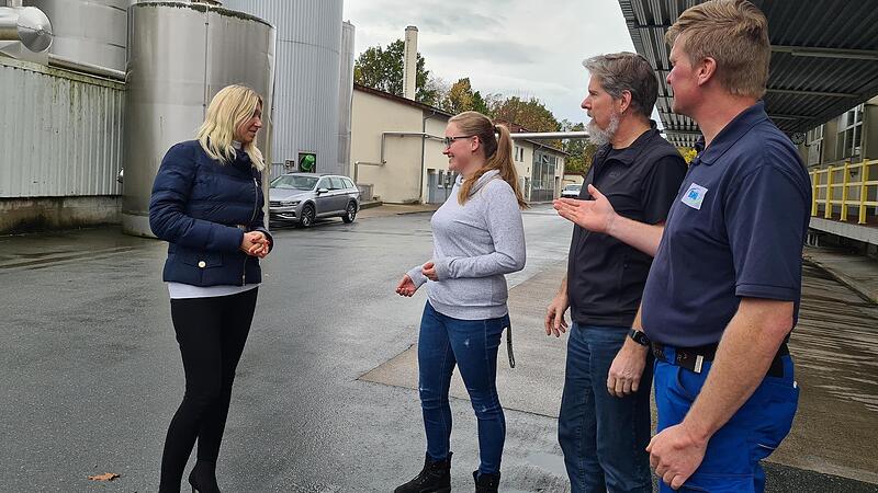 Nachdem vor einem Jahr die Pl&auml;ne bekanntgeworden waren, diskutierten (v.&nbsp;l.) Silke Launert, Laura Schick, Michael Grundl und Michael Prechtel (v. l.) vor Ort &uuml;ber die Zukunft des Milchwerkes Ebermannstadt und der Mitarbeiter.Forchheim & Fr&auml;nkische Schweiz
