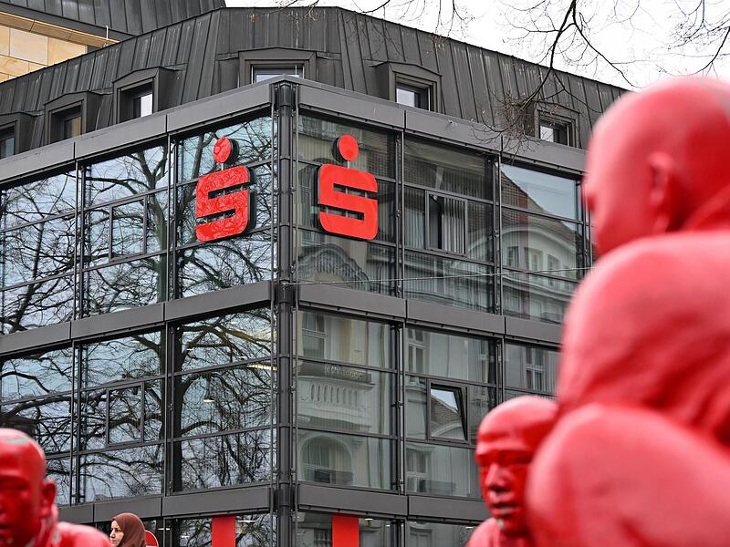 Die Sparkasse Bamberg muss bei einigen gekündigten Prämiensparern nachzahlen – in einem Fall knapp 13.000 Euro. Die Sparkasse Bamberg muss bei einigen gekündigten Prämiensparern nachzahlen – in einem Fall knapp 13.000 Euro.