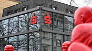 Die Sparkasse Bamberg muss bei einigen gekündigten Prämiensparern nachzahlen – in einem Fall knapp 13.000 Euro. Die Sparkasse Bamberg muss bei einigen gekündigten Prämiensparern nachzahlen – in einem Fall knapp 13.000 Euro.