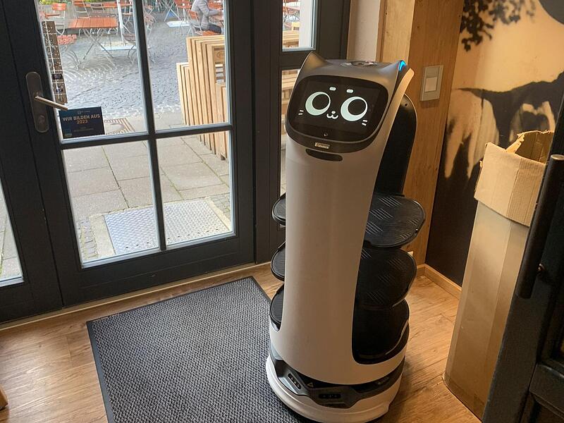 Bis zur Tür und nicht weiter: Der Service-Roboter kommt im Brauhaus Stadl in Coburg nur im Innenbereich zum Einsatz. Für den Betrieb im Biergarten ist er trotzdem sehr wichtig. Bis zur Tür und nicht weiter: Der Service-Roboter kommt im Brauhaus Stadl in Coburg nur im Innenbereich zum Einsatz. Für den Betrieb im Biergarten ist er trotzdem sehr wichtig.