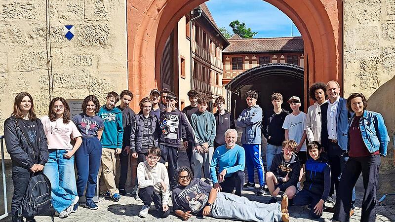 Die Betreuer auf französischer Seite, Nicolas Foltz und Jean-Pierre Hygounet, Partnerschaftsbeauftragter und Stadtrat Ulrich Schürr, Organisatorin des Austauschs Stadträtin Andrea Hecking mit den Schülerinnen und Schülern des Collège Pierre Brosso...