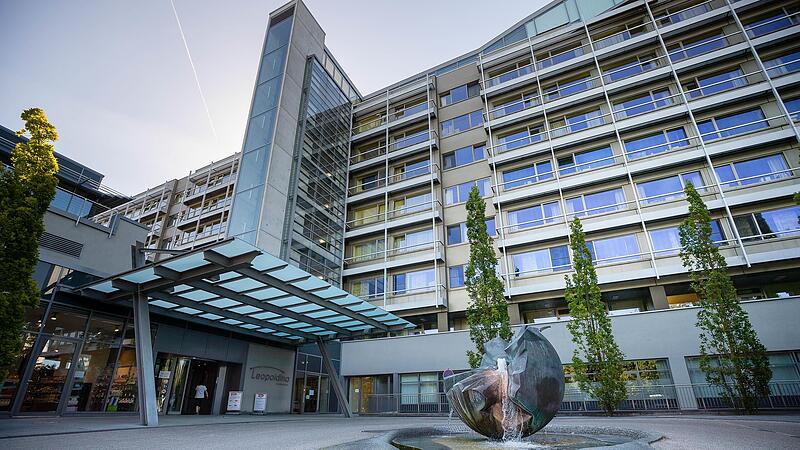 Blick auf den Eingang des Leopoldina-Krankenhauses, mit über 2000 Mitarbeitenden die größte Klinik in der Region Schweinfurt. Blick auf den Eingang des Leopoldina-Krankenhauses, mit über 2000 Mitarbeitenden die größte Klinik in der Region Schweinfurt.