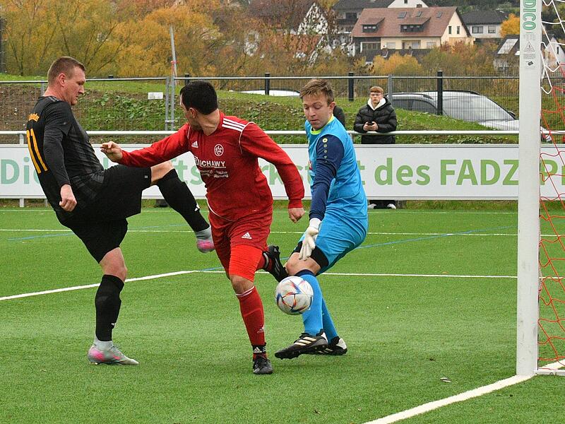 Frei vor dem Tor stupst der Oberlauterer Tim Knoch (links) den Ball ins Tor, zwischen dem Lichtenfelser Schlussmann Christopher Fischer (rechts) und Lukas Neckermann.