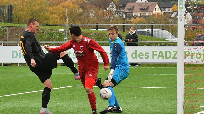 Frei vor dem Tor stupst der Oberlauterer Tim Knoch (links) den Ball ins Tor, zwischen dem Lichtenfelser Schlussmann Christopher Fischer (rechts) und Lukas Neckermann.