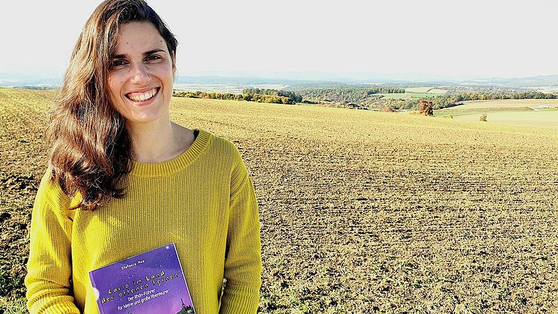 Autorin Stefanie Noe mit ihrem &bdquo;Rh&ouml;n-F&uuml;hrer&ldquo;