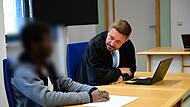 Der Angeklagte und sein Rechtsanwalt Maximilian Glabasnia aus Bamberg