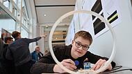 Paul Partenfelder kann das RFID-Systen nach ISO 14443 knacken: Er hört die Kommunikation des Chips ab, kann so den Code herausfinden und reproduzieren. Eigentlich ging es den 18-Jährigen um die Sicherheit solcher RFID-Systeme.