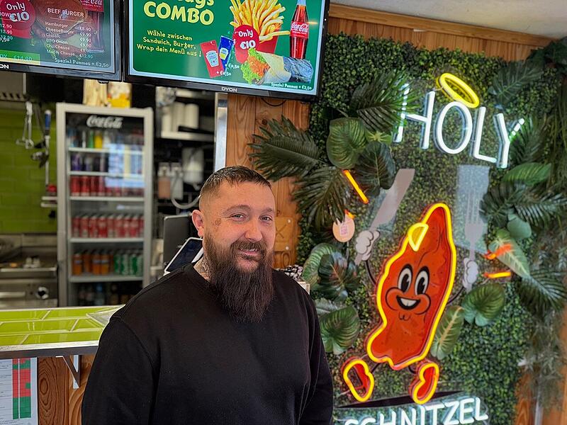 Christian &Uuml;belacker: Er und seine Fahrer sind in Herzogenaurach wie die Blues Brothers im Auftrag des Herrn unterwegs.